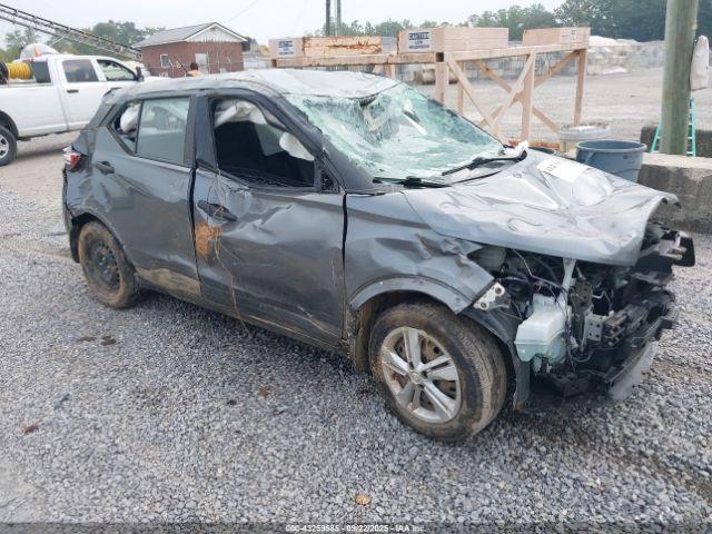  Salvage Nissan Kicks