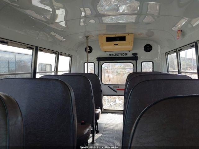 Chevrolet Express Image 6