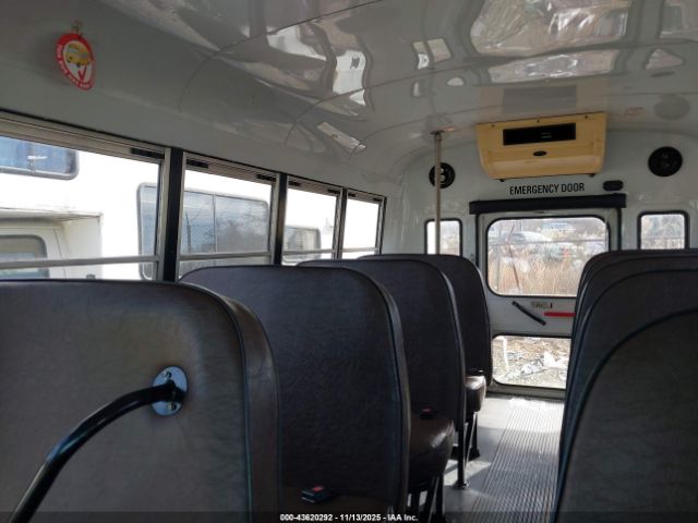 Chevrolet Express Image 4