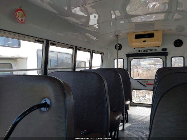 Chevrolet Express Image 4