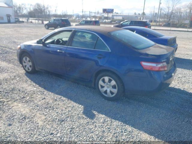 Toyota Camry Le Image 4