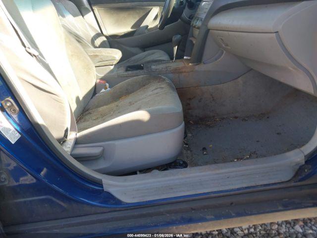 Toyota Camry Le Image 8