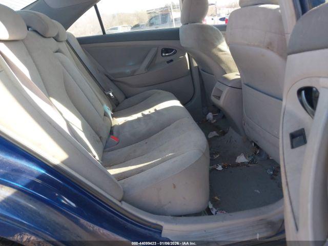 Toyota Camry Le Image 6