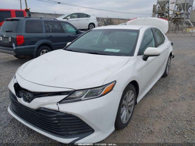 Toyota Camry Le Image 2