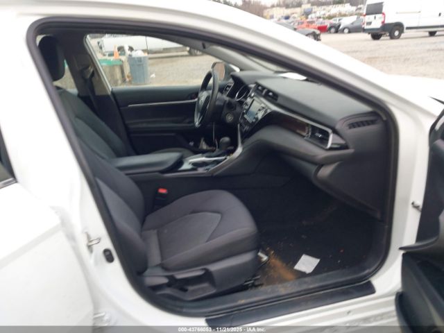 Toyota Camry Le Image 7