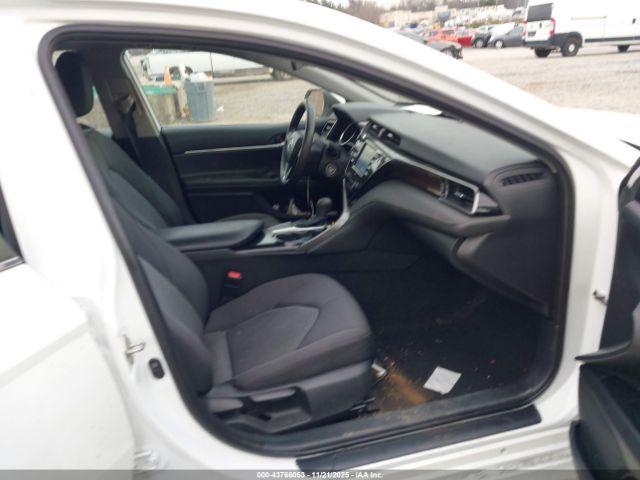 Toyota Camry Le Image 7