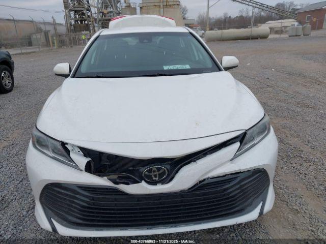 Toyota Camry Le Image 10