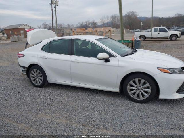 Toyota Camry Le Image 8