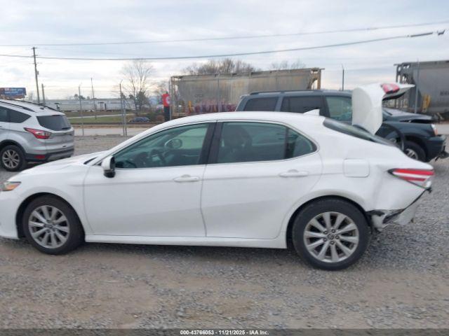 Toyota Camry Le Image 13