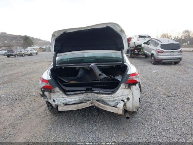 Toyota Camry Le Image 16