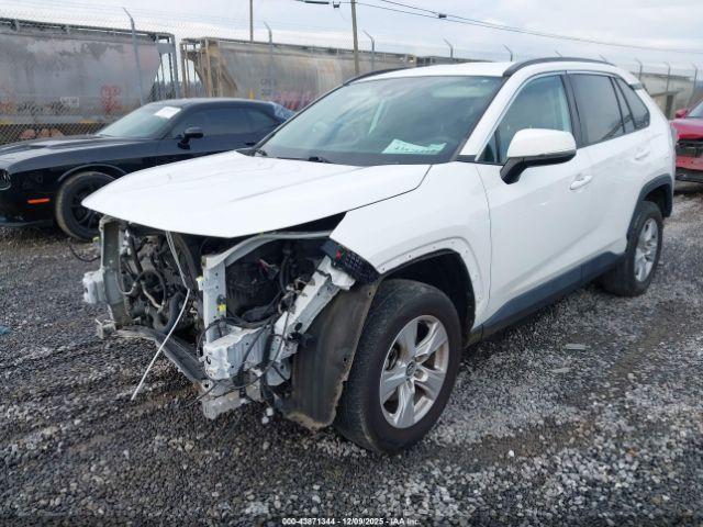 Toyota RAV4 Xle Image 4