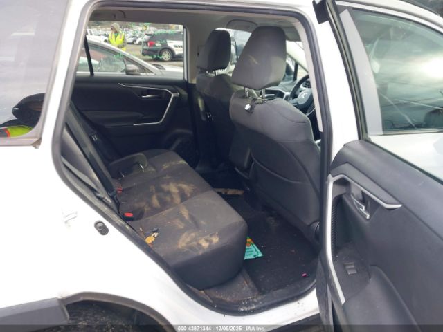 Toyota RAV4 Xle Image 2