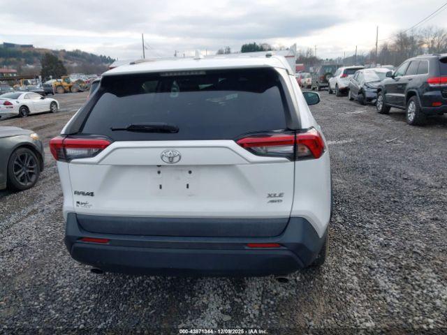 Toyota RAV4 Xle Image 15