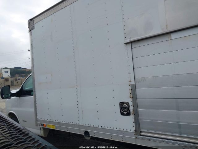 Chevrolet Express 4500 Image 3