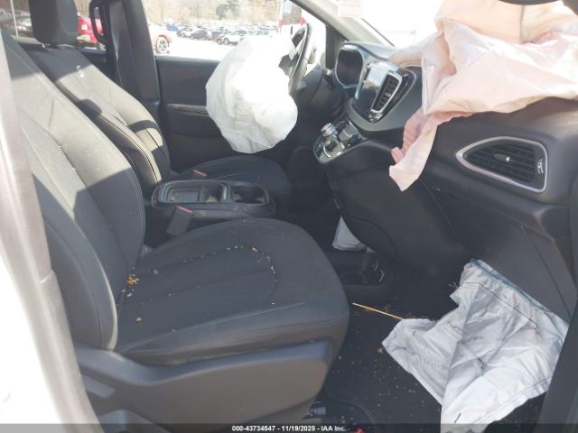 Chrysler Pacifica Touring Plus Image 4