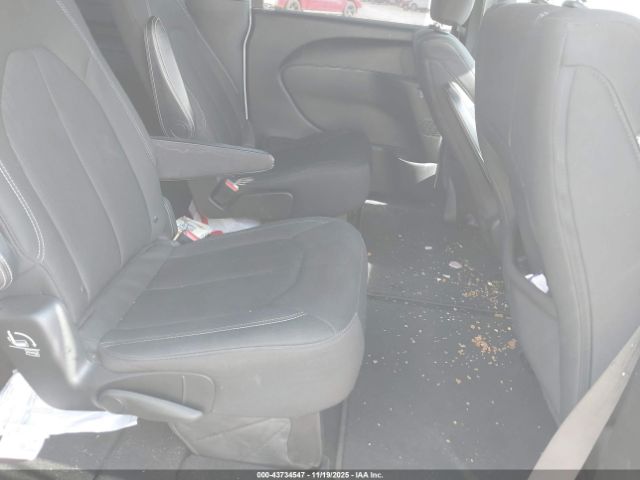 Chrysler Pacifica Touring Plus Image 8