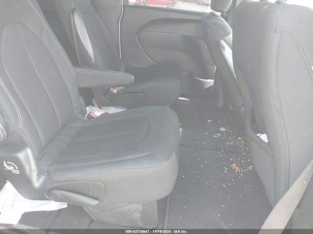 Chrysler Pacifica Touring Plus Image 8