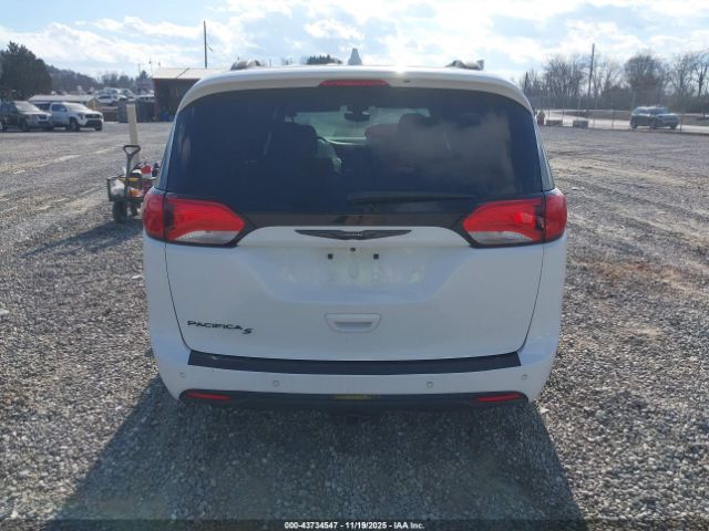 Chrysler Pacifica Touring Plus Image 14