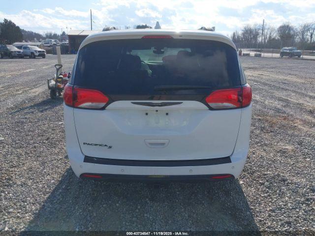 Chrysler Pacifica Touring Plus Image 14